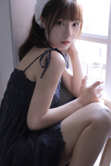 老头边吃奶边弄进去呻吟